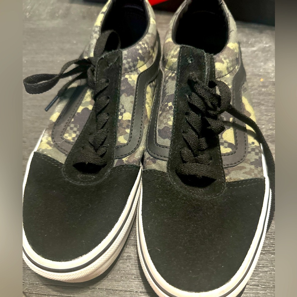 Black Camo vans Men’s 7.5 Very good barely used condition.